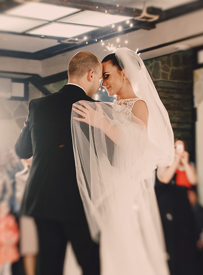 Das junge Paar tanzt den ersten Tanz auf der Hochzeit